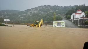 «Πνίγηκε» το Οροπέδιο Λασιθίου: Πλημμύρισαν σπίτια - ακινητοποιήθηκαν αυτοκίνητα